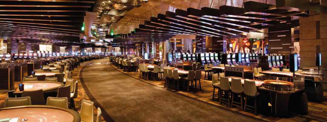 Không gian casino hoành tráng với nhiều khu vực chơi